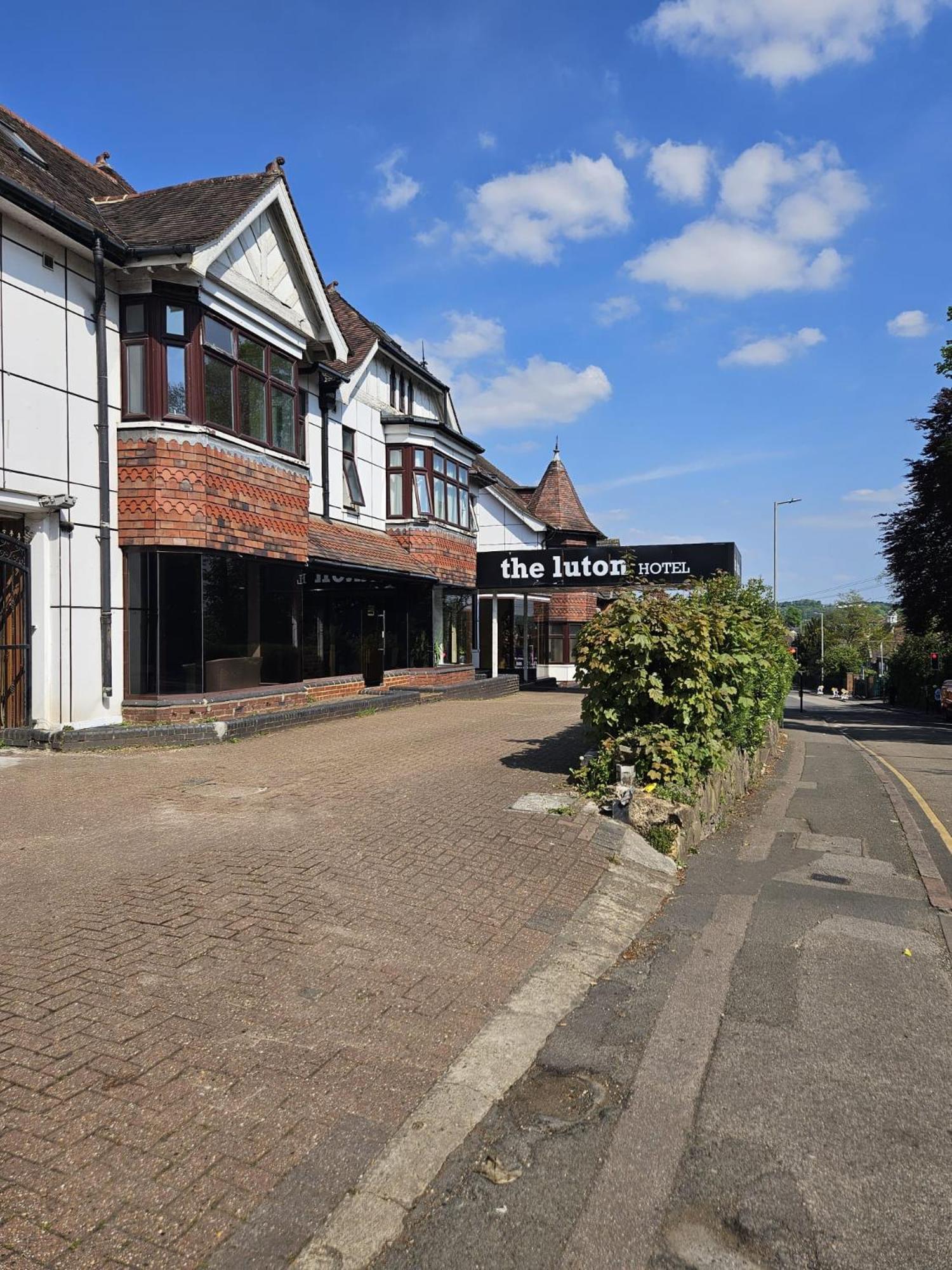 The Luton Hotel Exterior photo