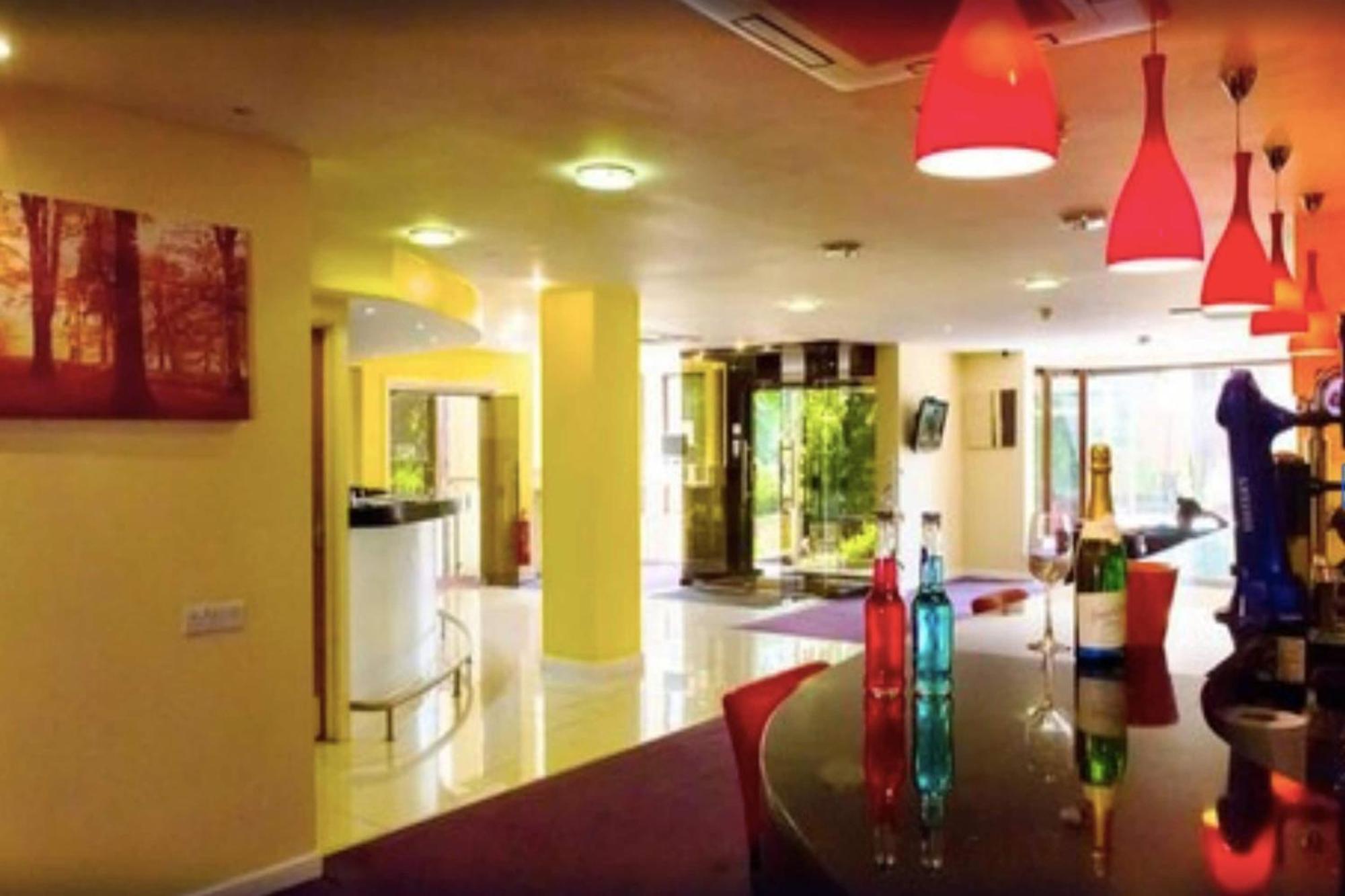 The Luton Hotel Exterior photo