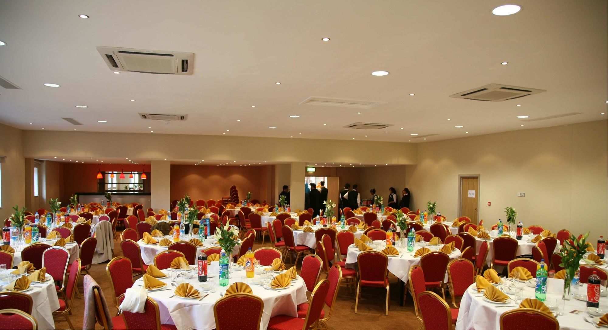 The Luton Hotel Exterior photo